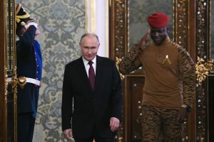 Οι Αφρικανοί πετούν έξω τη Δύση και «ψηφίζουν» Πούτιν