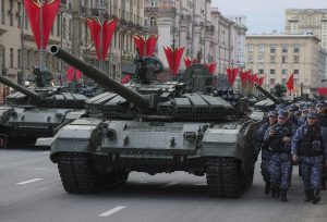 Ρωσικά άρματα παρελαύνουν ακριβώς έξω από την αμερικανική πρεσβεία στη Μόσχα, video