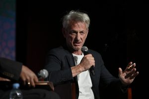 Ο Σον Πεν λέει ότι «χρειαζόμαστε» ανθρώπους σαν τον Τσάρλι Κερκ στην πολιτική