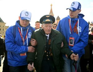 Το ΒΙΝΤΕΟ με υπερήλικα βετεράνο του Β’Π.Π. και τον Πούτιν που συγκίνησε το διαδίκτυο