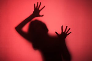 Υπόθεση-σοκ! Κρατούσαν αιχμάλωτη έφηβη σε κλουβί για σκύλους – Ξέφυγε 7 χρόνια μετά
