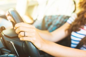 Σοκ με το ΒΙΝΤΕΟ! Ήρωας αστυνομικός σώζει κοπέλα από φλεγόμενο όχημα