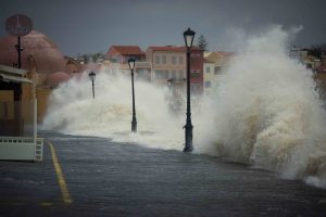 Προβλήματα από τους ισχυρούς νοτιάδες στην Κρήτη – Ξεριζώθηκαν δέντρα και έπεσαν στύλοι της ΔΕΗ