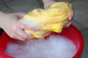 Κάντε το σπίτι σας να αστράφτει από καθαριότητα με δύο μόνο φυσικά υλικά