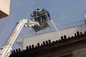 Λιοσίων: Έσβησε η φωτιά στο εγκαταλελειμμένο κτήριο – Αποκαταστάθηκε η κυκλοφορία των οχημάτων