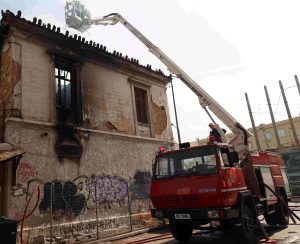Φωτιά σε εγκαταλελειμμένο κτίριο στη Λιοσίων – Επιχειρούν 12 πυροσβέστες