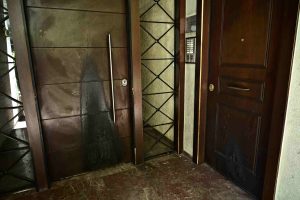 Λυκαβηττός: Επίθεση με γκαζάκια στην πολυκατοικία που μένει ο πρώην πρόεδρος του ΕΟΔΑΣΑΑΜ