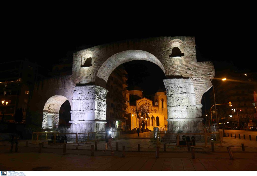 Γκρεμίστηκε το «τείχος της μουντζούρας» δίπλα από την Καμάρα