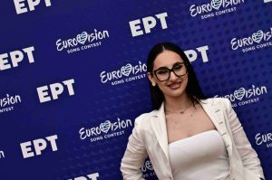 Η Κλαυδία τραγουδάει την Αστερομάτα καραόκε – Βίντεο