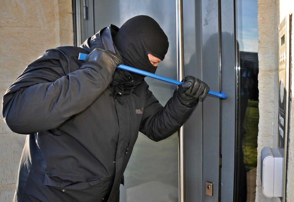 Πτολεμαΐδα: Συμμορία ανηλίκων “ξάφριζε” σπίτια – Η λεία τους άνω των 90.000 ευρώ