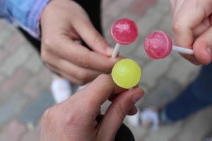 Αγοράκι παρήγγειλε με το τηλέφωνο της μαμάς του 70.000 γλειφιτζούρια! Το σοκ της μητέρας όταν τα είδε στην πόρτα(vid)