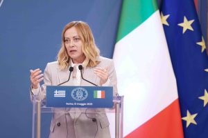Μελόνι: «Πολύτιμη η διάθεση του Βατικανού να φιλοξενήσει τις συνομιλίες για το ουκρανικό»
