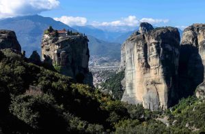 Δεκαπενταύγουστος στα Μετέωρα με φόντο τους βράχους και τα μοναστήρια – Παράδοση και επιστροφή στις ρίζες
