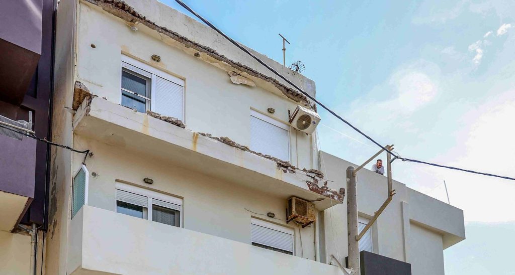 Συναγερμός στο Ηράκλειο: Κατέρρευσαν ξανά μπαλκόνια στο κέντρο της πόλης