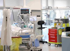 Θεσσαλονίκη: Πλήρωμα ιδιωτικού ασθενοφόρου έκλεψε καρδιογράφο από νοσοκομείο