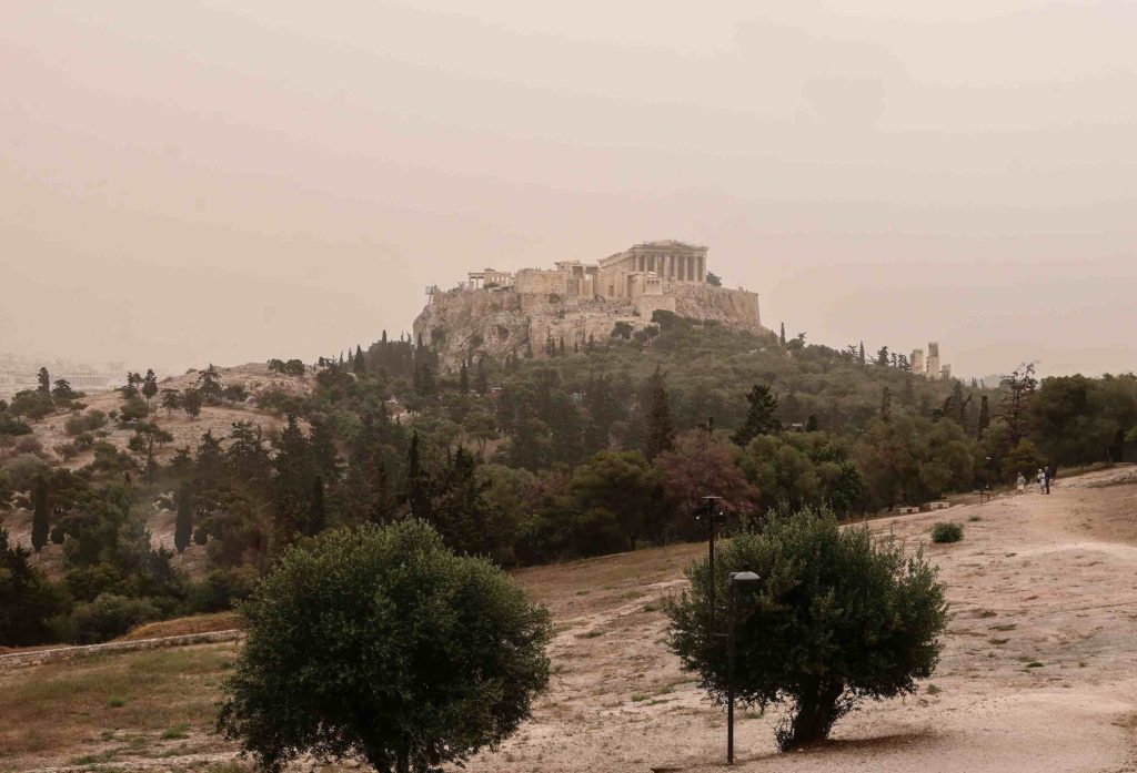Απόκοσμες εικόνες: Η αφρικανική σκόνη “έπνιξε” την Αθήνα – “Κρύφτηκε” στην ομίχλη και η Κρήτη