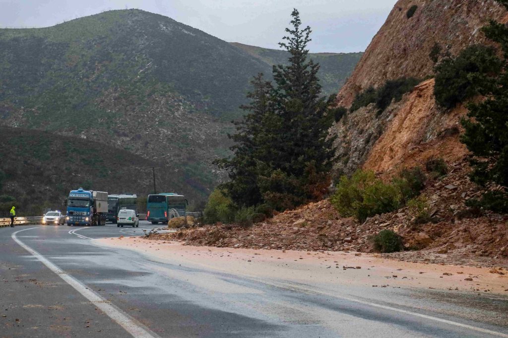 Ηράκλειο: Ισχυρές βροχοπτώσεις προκάλεσαν προβλήματα σε μετακινήσεις – Κατολισθήσεις στο ΒΟΑΚ