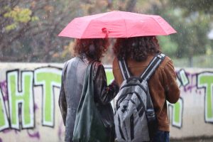 Επιμένει ο φθινοπωρινός καιρός με συννεφιά, βροχές και καταιγίδες – Βοριάδες στο Αιγαίο έως 6 μποφόρ