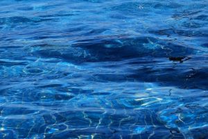 Οι επιστήμονες αποκαλύπτουν τον πραγματικό λόγο για τον οποίο τα δάχτυλα ζαρώνουν μέσα στο νερό