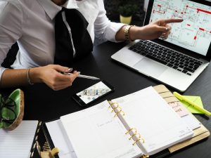 Διεθνής Οργάνωση Εργασίας: Η ΑΙ απειλεί περισσότερο την εργασία των γυναικών, παρά των ανδρών