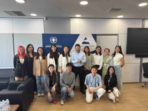 Ο Χαρδαλιάς υποδέχθηκε 13 ελληνόφωνους φοιτητές από τη Σαγκάη – “Άξιοι πρεσβευτές της φιλίας Ελλάδας – Κίνας”