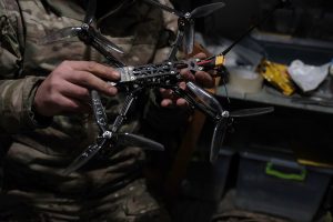 Drone-transformer μπορεί να πετάει και μετά να επιχειρεί στο έδαφος, vid