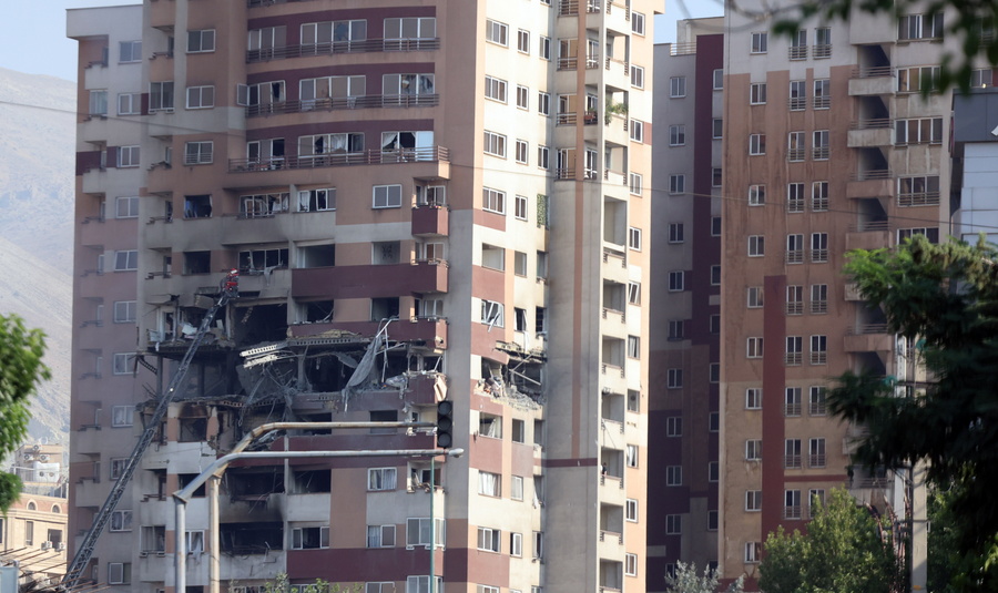 Η Τεχεράνη επιδιώκει συνομιλίες με ΗΠΑ και Ισραήλ για τον τερματισμό των εχθροπραξιών, σύμφωνα με πηγές