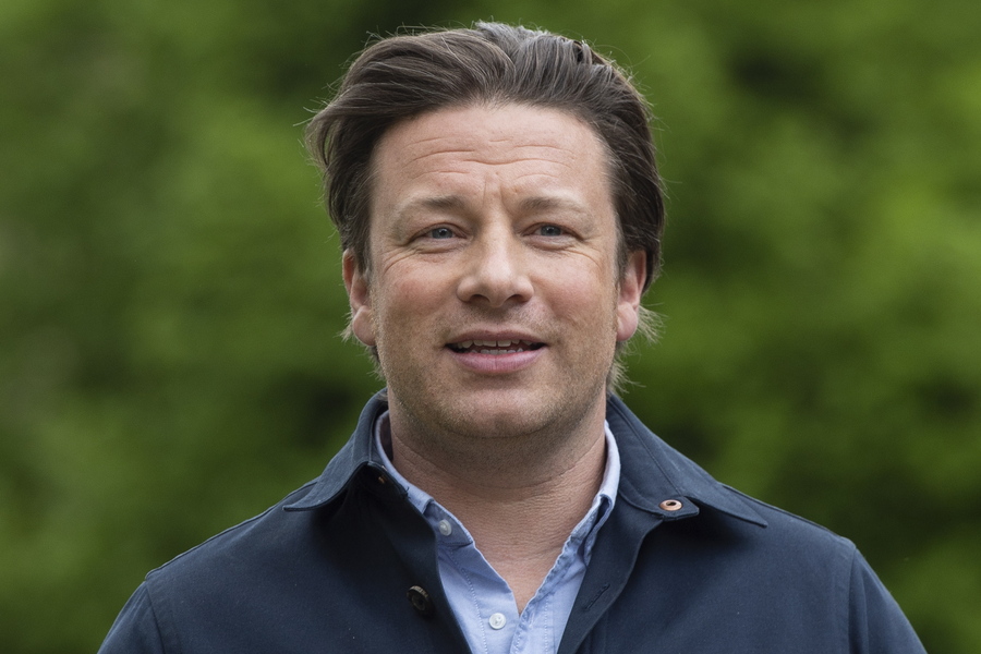 Jamie Oliver: Γιατί η νέα συνταγή του με κοτόπουλο τρέλανε το Tik Tok αλλά δίχασε το κοινό, vid