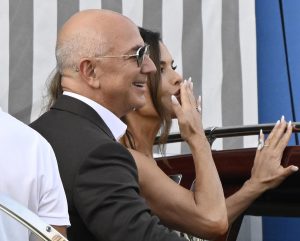 Παντρεύτηκε ο Τζεφ Μπέζος στη Βενετία παρά τις απειλές των διαδηλωτών