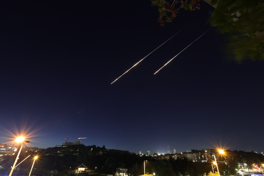 Εντυπωσιακό ΒΙΝΤΕΟ από ιρανικό βαλλιστικό πύραυλο πάνω από το Ισραήλ