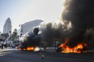 Συνεχίζονται οι ταραχές στο Λος Άντζελες – Διεθνιστές εναντίον Τραμπ