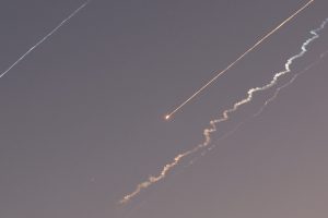 Τμήμα ιρανικού βαλλιστικού πυραύλου έπεσε σε ταράτσα σπιτιού στο Τελ Αβίβ, vid