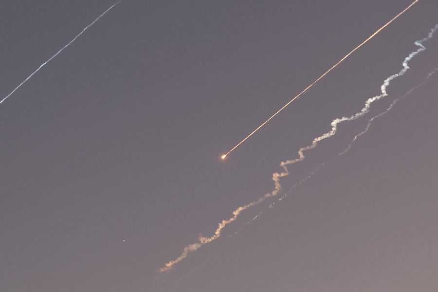 Άρχισαν τα αντίποινα: Το Ιράν εκτόξευσε πυραύλους κατά του Ισραήλ, vid