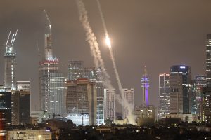 Ένας ακόμη ισραηλινός πύραυλος έπεσε στο Τελ Αβίβ από βλάβη! Προβληματικό το IRON DOME – Video
