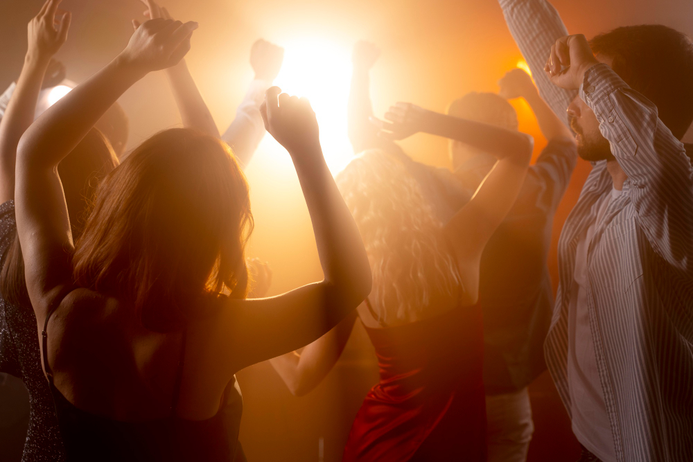 Σουρεάλ σκηνές στη Μ. Ανατολή! Έκαναν πάρτι και γάμους εν μέσω «βροχής» πυραύλων, video