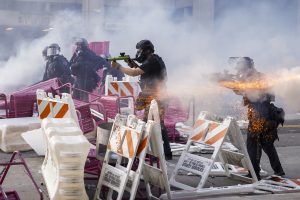 Παγκόσμιο viral το ΒΙΝΤΕΟ: Αστυνομικοί ανοίγουν πυρ κατά γυναίκας ρεπόρτερ στο Λ.Α.