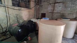 Εντοπίστηκε παράνομο αποστακτήριο στην Κρήτη – Κατασχέθηκαν από αλκοόλ μέχρι και… σπαθί τύπου «Κατάνα»