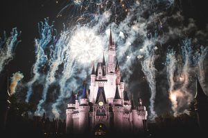 Η νέα “υπηρεσία” της Disneyland ενθουσιάζει τους γονείς: Yπάλληλοι ελέγχουν τα παιδιά για ψείρες, vid