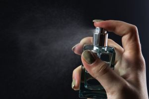 Μην ψεκάζετε το άρωμα στον λαιμό συνιστά δερματολόγος