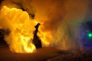 Φρικτός θάνατος γυναίκας στη Νιγηρία: Το πλήθος την έκαψε ζωντανή για υποτιθέμενη βλασφημία