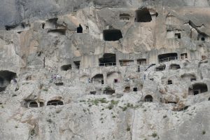 H μυστηριώδης σπηλιά της Γεωργίας λαξευμένη σε βράχο μαγνητίζει τα βλέμματα(vid)