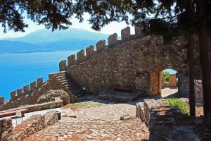 Τουρίστας στη Ναύπακτο κόντεψε να κατέβει όλες τις σκάλες…με το αυτοκίνητο(vid)
