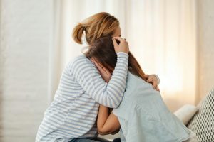 Θεσσαλονίκη: 15χρονη επιτέθηκε σε 16χρονη στον Εύοσμο – Φίλη της τραβούσε βίντεο με τον ξυλοδαρμό