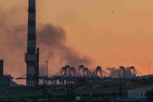 Μεγάλη φωτιά σε εργοστάσιο πλαστικών στα Μέγαρα: Μήνυμα του 112 – “Κλείστε πόρτες και παράθυρα”, vid