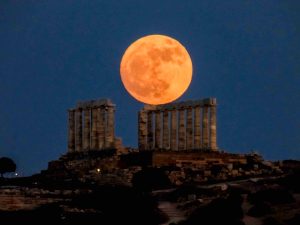 Εντυπωσιακό φαινόμενο: Η «Ψευδαίσθηση της Σελήνης» θα εμφανιστεί απόψε στον νυχτερινό ουρανό