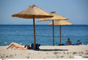 Από τη Γλυφάδα μέχρι το… Αλεποχώρι – Οι παραλίες της Αττικής υποδέχονται τους λουόμενους