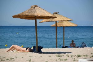 Σε αυτήν την παραλία θα πληρώνεις 1 ευρώ για 5 λεπτά στην ντουζιέρα και με…κωδικό QR! Χαμός στα σχόλια – ΒΙΝΤΕΟ
