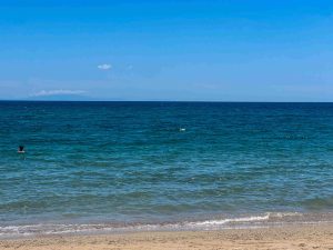 Μεγάλη η ακτογραμμή, πολλοί οι επισκέπτες στο Μαραθώνα – Σε ετοιμότητα ο Δήμος