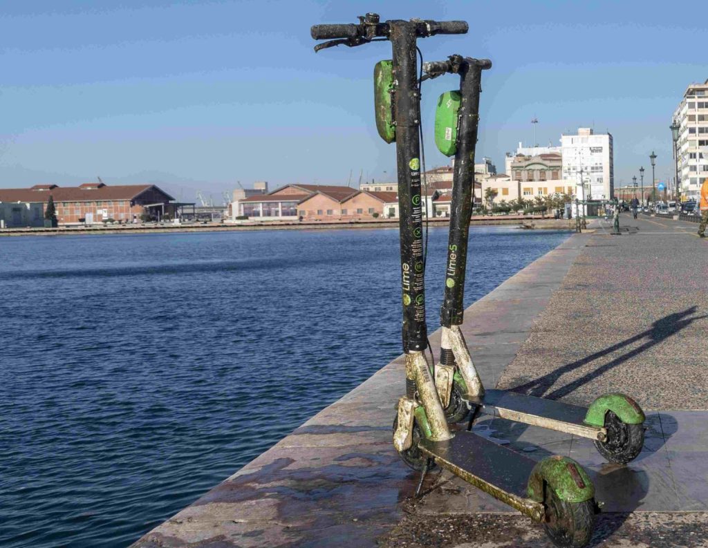 «Κάν’ το όπως η Θεσσαλονίκη», λέει για τα πατίνια η παράταξη του Κ. Μπακογιάννη