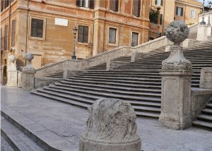 «Κατέβηκε» με το αμάξι του…τα σκαλοπάτια της Πιάτσα ντι Σπάνια στη Ρώμη!